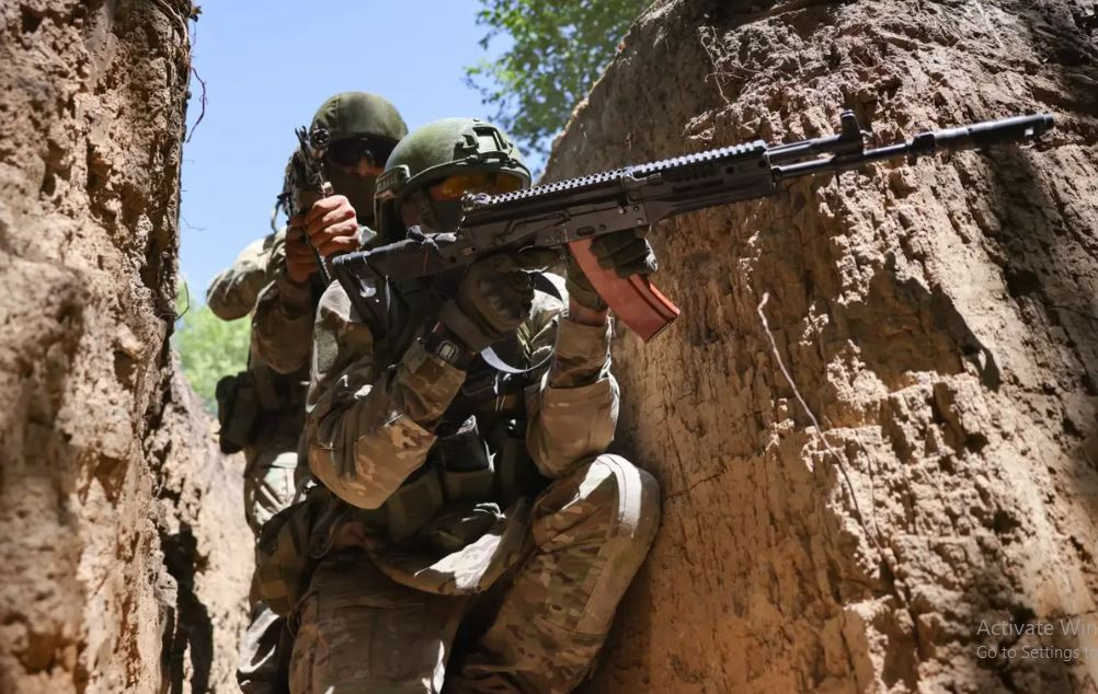 Dựa vào vị trí này, biệt đội xung kích “kỳ cựu” của Cụm quân Trung tâm của Quân đội Nga đã đào đường ngầm, đào hào chiến đấu, đường hầm dài hơn 3km dọc bờ kênh Severodonesk.