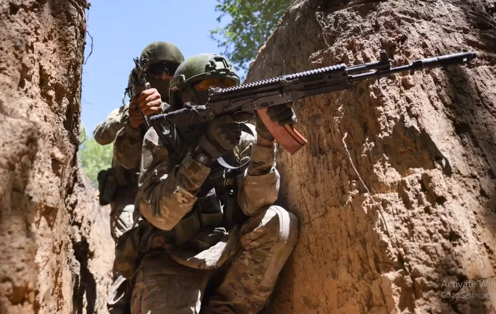 Dựa vào vị trí này, biệt đội xung kích “kỳ cựu” của Cụm quân Trung tâm của Quân đội Nga đã đào đường ngầm, đào hào chiến đấu, đường hầm dài hơn 3km dọc bờ kênh Severodonesk.