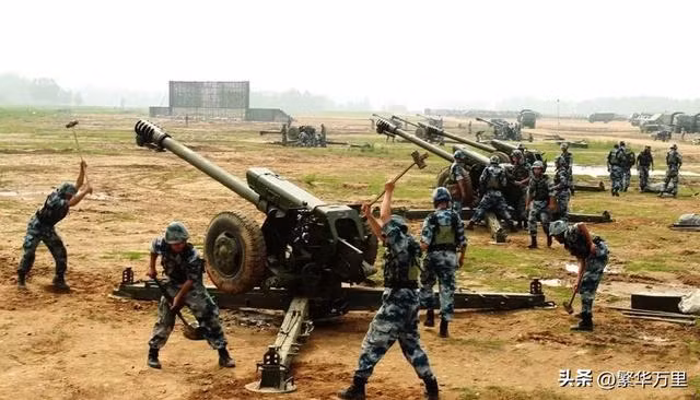 Dựa trên pháo D30 của Liên Xô, Trung Quốc tiếp tục bắt chước và cải tiến, cuối cùng cho ra đời pháo tự hành 122mm Type 96. Nó được sản xuất hàng loạt và trang bị cho nhiều đơn vị khác nhau của lục quân và thủy quân lục chiến.