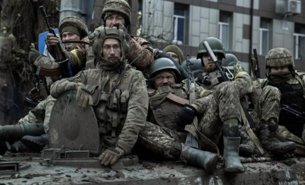 Trong cuộc xung đột Nga-Ukraine, đến thời điểm hiện tại, trận chiến ác liệt nhất đang nhất diễn ra ở khu vực Bakhmut, một thành phố nhỏ với dân số chưa đến 70.000 người; Quân đội Ukraine đã liên tiếp triển khai 27 lữ đoàn với khoảng 100.000 quân, cộng với lính đánh thuê từ khắp nơi trên thế giới, số lượng vượt quá 120.000 người.