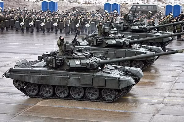 Về phần chủ lực của Sư đoàn bộ binh cơ giới Cận vệ số 2 và Sư đoàn xe tăng Cận vệ số 4, hiện không có thông tin về những đơn vị này. Có lẽ họ đang làm lực lượng dự bị chiến dịch và phòng thủ để sẵn sàng “ngăn” quân Ukraine đánh sang lãnh thổ Nga.