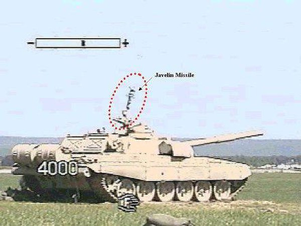 Tên lửa Javelin tiếp tục thay đổi phương thức tấn công từ trên cao của tên lửa chống tăng Bill, đó là sử dụng phương pháp “đột nóc”. Khi tên lửa rời ống phóng, tên lửa không đi theo quỹ đạo ngang, mà leo lên cao và tấn công vào tháp pháo xe tăng từ trên xuống; đây cũng là nơi bảo vệ yếu nhất của xe tăng.