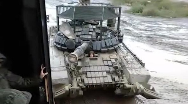 Thứ ba là lắp kết cấu khung thép phía trên tháp pháo, để tạo thành lớp giáp lồng như một chiếc ô trên đầu, có thể đối phó với các loại đạn tấn công đột nóc như kiểu tên lửa Javelin; nguyên lý hoạt động tương tự như giáp phản ứng nổ.