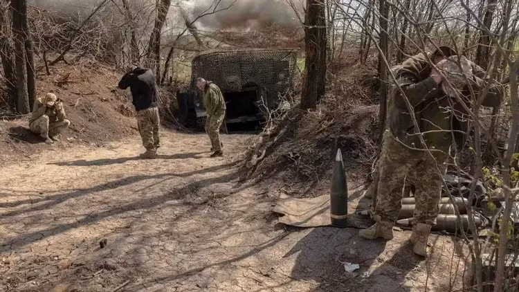 Trước bối cảnh như vậy, hàng triệu quân Nga và Ukraine đang chiến đấu ác liệt trên một mặt trận dài hàng nghìn km và đều muốn đạt được vị thế có lợi hơn trong các cuộc đàm phán trực tiếp trong tương lai. Do đó, khi nhìn vào những thay đổi chiến trường trong những ngày này, có thể thấy quân đội Nga (RFAF) tiếp tục tấn công tổng lực bằng cách dựa vào lợi thế về quân số và hỏa lực.