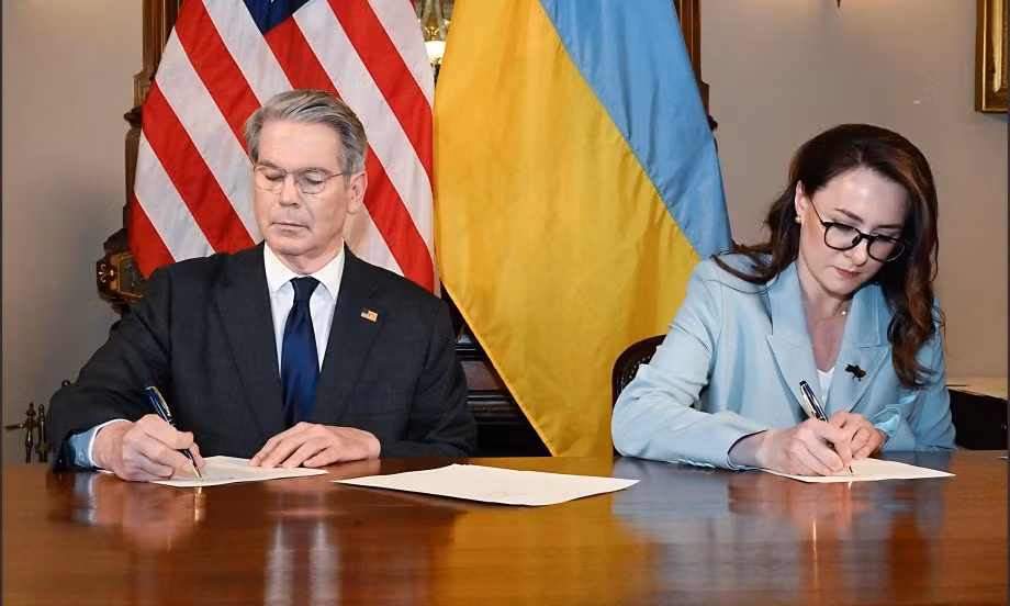 Vào ngày 1/5, cuộc chiến ở Ukraine đã bước sang ngày thứ 1.163. Mặc dù ngày đó là ngày lễ Quốc tế lao động, nhưng vì Nhà Trắng và Kiev đã đạt được thỏa thuận về khoáng sản, nên đây là thời điểm quan trọng để đi đến quyết định, liệu Nhà Trắng có thể thoát khỏi cuộc chiến tranh ở Ukraine và liệu Kiev có thể nhận được viện trợ quân sự và hỗ trợ tình báo từ Mỹ nữa hay không?