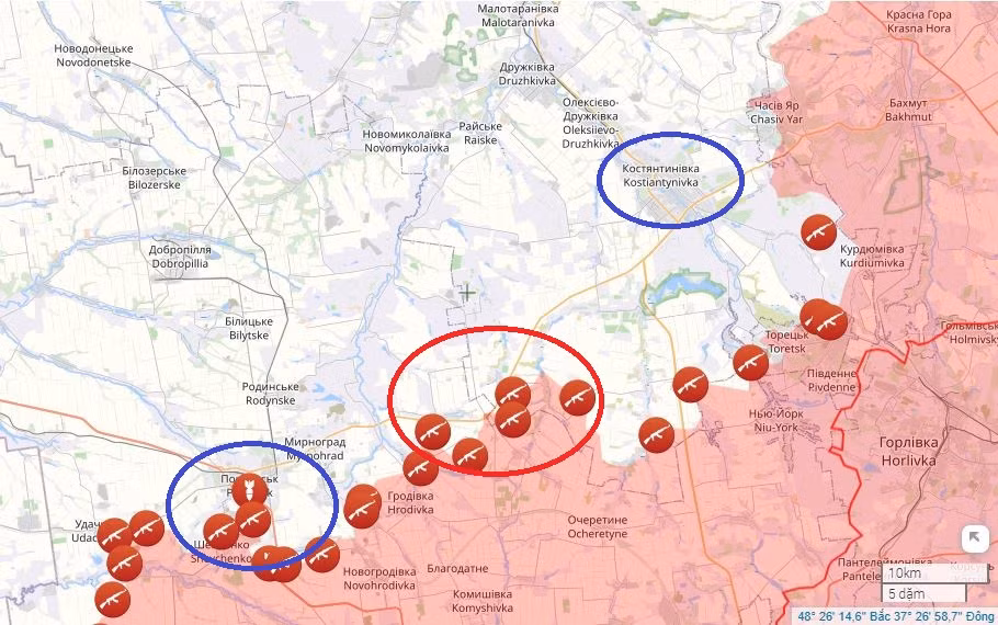 Đầu tiên, RFAF cắt đứt tuyến tiếp tế giữa Pokrovsk và Konstantinovka. Ngày 1/5, RFAF tiếp tục chia thành ba hướng và tiến về Kostiantynivka từ phía nam. Theo trang web Strana của Ukraine, RFAF trên tuyến đường phía tây đã tấn công làng Novyerenovka, phía tây nam Konstantinovka, trực tiếp cắt đứt đường cao tốc H-32 từ Pokrovsk tới Kostiantynivka.