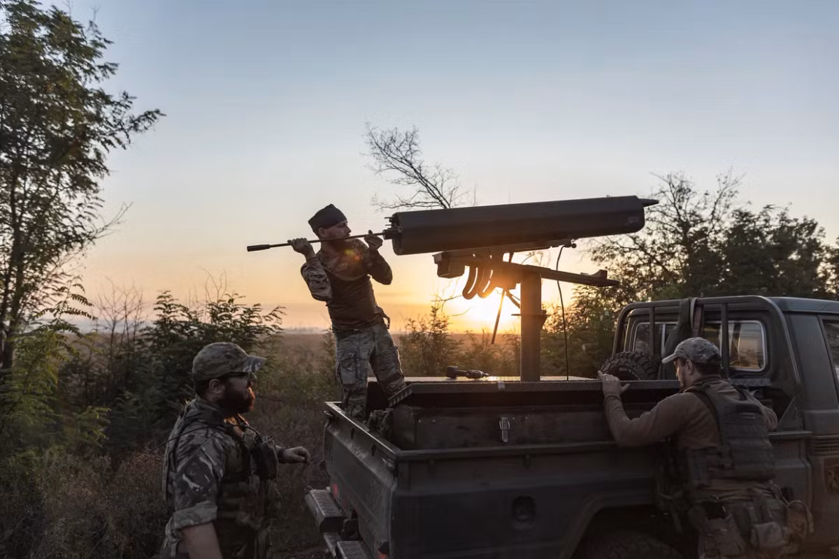 Mặc dù Kostiantynivka vẫn có thể nhận được nguồn tiếp tế từ thành phố Slavyansk ở phía bắc, và Pokrovsk đã chuyển sang nguồn tiếp tế từ Dnipro và Zaporizhia từ lâu. Nhưng tại khu vực này có nhiều nhà máy sản xuất vũ khí, đảm nhiệm cung cấp cho toàn mặt trận.