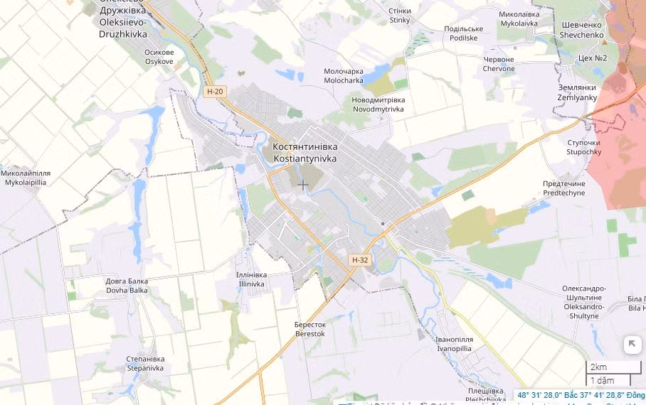 Mặc dù khu vực Kostiantynivka cũng thuộc khu vực đồng bằng lớn miền Đông Ukraine, nhưng địa hình của nó không hoàn toàn như kiểu bình nguyên điển hình, mà có hệ thống sông ngòi rất dày đặc và các thị trấn, làng mạc về cơ bản đều ở cạnh các con sông và ở khu vực địa hình trũng thấp.