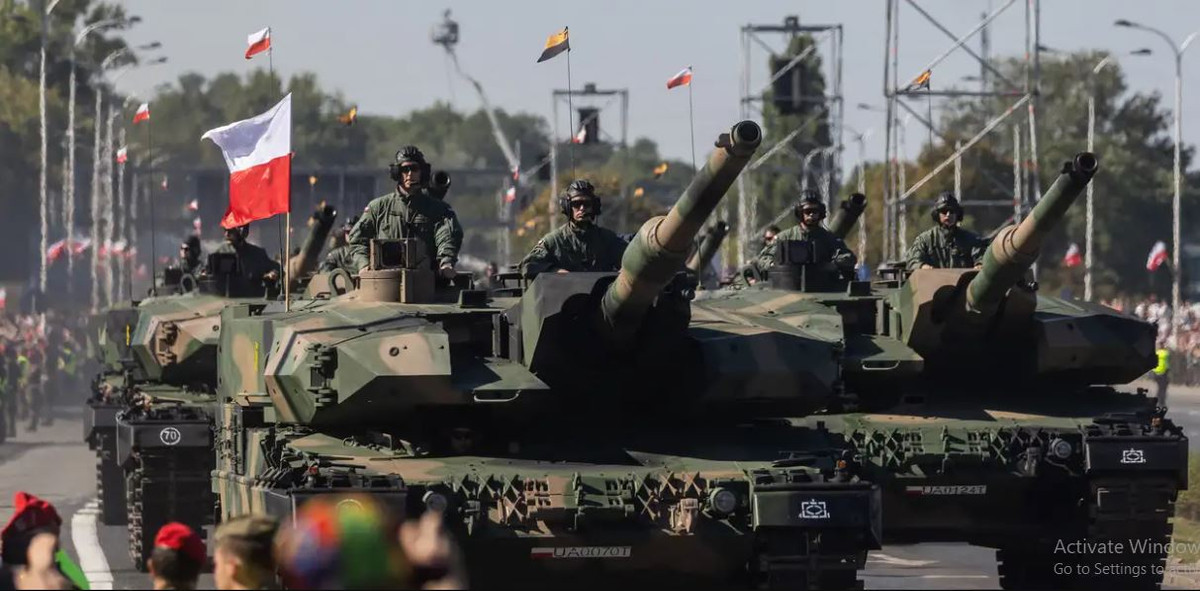 Trước khi nắm quyền chỉ huy luân phiên 2 năm của Eurocorps vào tháng 6 năm ngoái, ông Gromadzinski là cố vấn cho Tổng tham mưu trưởng Quân đội Ba Lan. Trong những tháng gần đây, ông đã phối hợp với Quân đội Mỹ để huấn luyện binh sĩ Ukraine ở Đức.