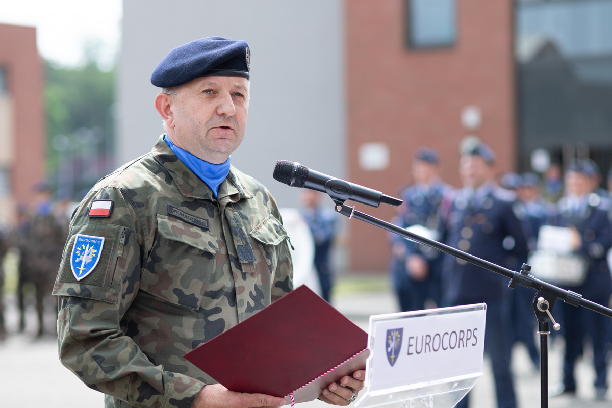 Đối với Nga, chỉ riêng vai trò của Trung tướng Jaroslaw Gromadzinski cũng có thể sánh ngang với vai trò của nhiều sư đoàn Nga trên chiến trường. Rất có thể, việc Trung tướng Jaroslaw Gromazinski vừa bị bắt là sự mất mát lớn đối với nước Nga, mất mát này là “không thể diễn tả được”. (Nguồn ảnh: DW, Reuters, CNN).