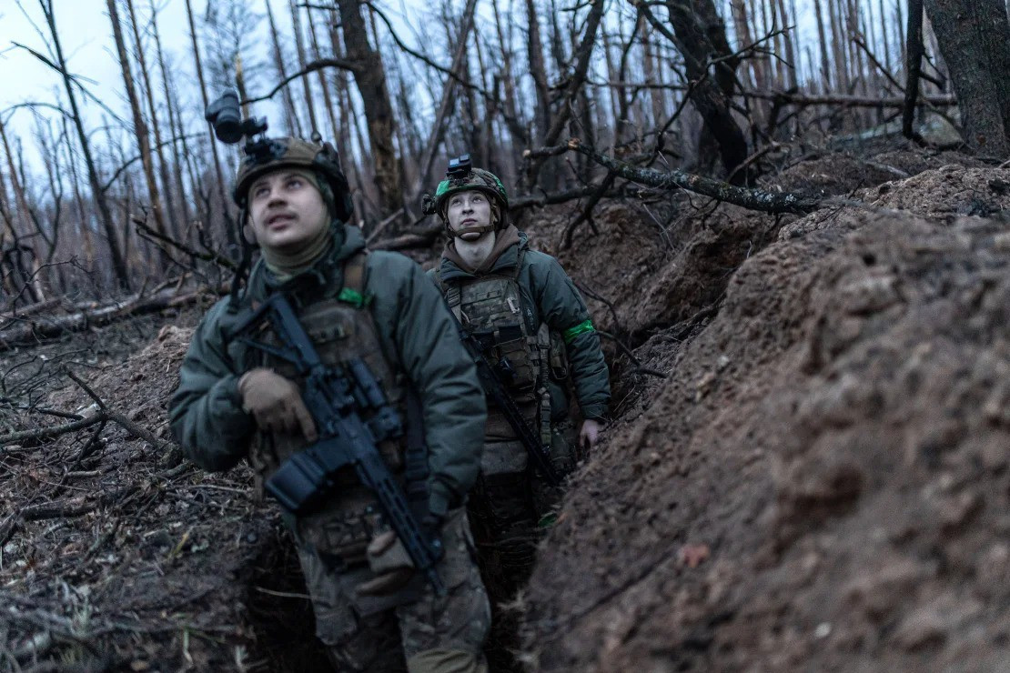 Tình hình chiến trường Ukraine thay đổi đáng kể sau khi pháo đài Avdiivka bị thất thủ, Quân đội Ukraine phải chuyển sang thế phòng thủ toàn diện trên chiến trường do 2 yếu tố mang tính quyết định, thứ nhất là khó khăn về quân số do thương vong quá nhiều và thứ hai là do thiếu đạn pháo.