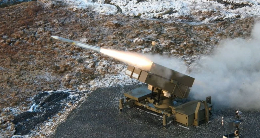 Như vậy, hệ thống phòng không NASAMS sử dụng tên lửa không đối không, nhưng được phóng đi từ mặt đất; và thực tế, Na Uy sở hữu rất ít những thành phần của hệ thống phòng không này, mà chủ yếu có nguồn gốc đến từ Mỹ và giá thành các loại tên lửa dùng cho hệ thống NASAMS cũng rất đắt đỏ, nên không thể trang bị với số lượng lớn.