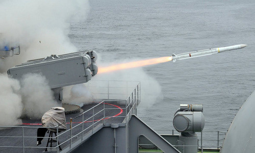 Tên lửa đạn đạo chống hạm trong giai đoạn cuối có tốc độ khoảng 2 Mach, độ cao hơn 30 km và góc khi rơi tương đối lớn; do vậy việc đánh chặn loại tên lửa này của các hệ thống phòng không trên tàu chiến là tương đối khó khăn so với các loại tên lửa chống hạm hành trình.