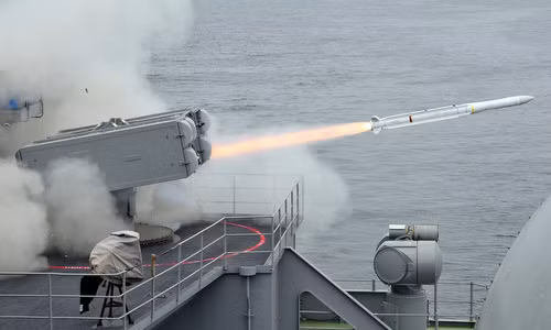 Tên lửa đạn đạo chống hạm trong giai đoạn cuối có tốc độ khoảng 2 Mach, độ cao hơn 30 km và góc khi rơi tương đối lớn; do vậy việc đánh chặn loại tên lửa này của các hệ thống phòng không trên tàu chiến là tương đối khó khăn so với các loại tên lửa chống hạm hành trình.