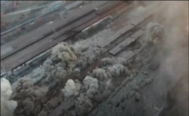 Trên đoạn video, người xem có thể thấy các vụ nổ của đạn nhiệt áp tại một trong những khu nhà xưởng của nhà máy thép Azovstal và không để lại cơ hội cho các chiến binh đang phòng thủ trong đó.