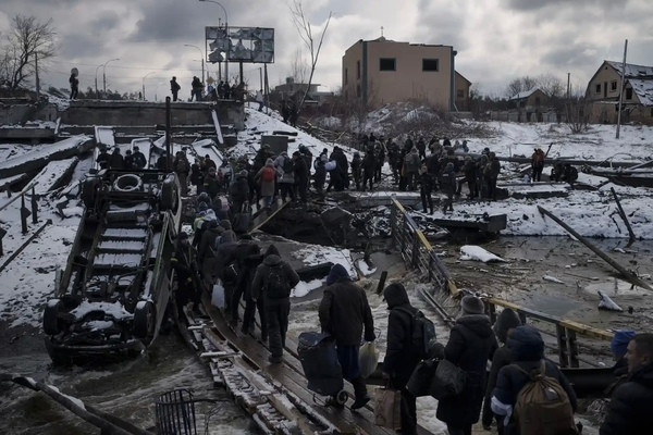 Hãng tin Mỹ CNN đưa tin, Tổng thống Ukraine Zelensky tuyên bố trong một video vừa phát đi đã khẳng định rằng, Mariupol đang "trở về với cát bụi", nhưng thành phố sẽ "sống sót". Tổng thống Zelensky đang kêu gọi người dân Ukraine "làm tất cả những gì có thể để bảo vệ đất nước, bảo vệ người dân của mình".