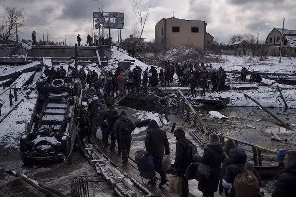 Hãng tin Mỹ CNN đưa tin, Tổng thống Ukraine Zelensky tuyên bố trong một video vừa phát đi đã khẳng định rằng, Mariupol đang "trở về với cát bụi", nhưng thành phố sẽ "sống sót". Tổng thống Zelensky đang kêu gọi người dân Ukraine "làm tất cả những gì có thể để bảo vệ đất nước, bảo vệ người dân của mình".