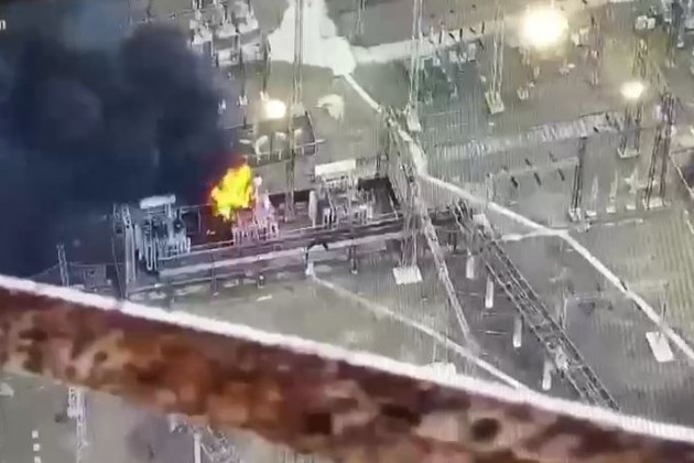 Trên các đoạn video được người dân đưa lên mạng xã hội, người xem có thể thấy hỏa hoạn do đạn pháo của Ukraine gây ra tại thành phố Lugansk. Theo một số thông tin, hiện tại tình hình nguy cấp, khi vụ cháy của Quân đội Ukraine gây ra khó có thể dập tắt ngay được.