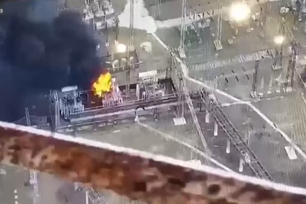 Trên các đoạn video được người dân đưa lên mạng xã hội, người xem có thể thấy hỏa hoạn do đạn pháo của Ukraine gây ra tại thành phố Lugansk. Theo một số thông tin, hiện tại tình hình nguy cấp, khi vụ cháy của Quân đội Ukraine gây ra khó có thể dập tắt ngay được.