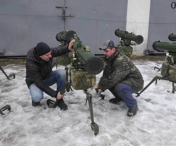 Trên doạn video được quay đưa lên mạng xã hội, người xem có thể thấy khoảnh khắc cuộc tấn công vào các vị trí của Quân đội Ukraine bằng tên lửa chống tăng thuộc loại chưa xác định. Trong video, người xem có thể thấy quả tên lửa chống tăng đầu tiên được bắn trúng đầu chiếc xe tải.