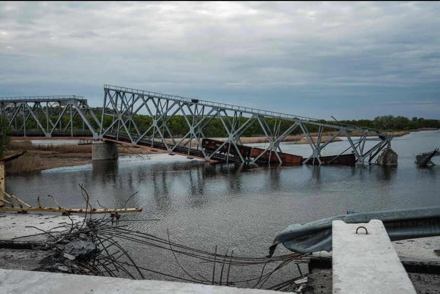Trước đó, Quân đội Nga không chỉ phóng "ví dụ" một vài tên lửa hành trình vào cảng Odessa, họ cũng chỉ phóng "một vài tên lửa" vào cây Cầu Dnepr, dẫn đến việc cây cầu vẫn chưa bị sập hoàn toàn.