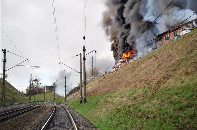 Quân đội Nga cũng đã dùng tên lửa hành trình tấn công hệ thống cung cấp năng lượng cho đường sắt. Kết quả là hệ thống cung cấp điện đường sắt, được Ukraine sửa chữa trong vòng vài ngày.