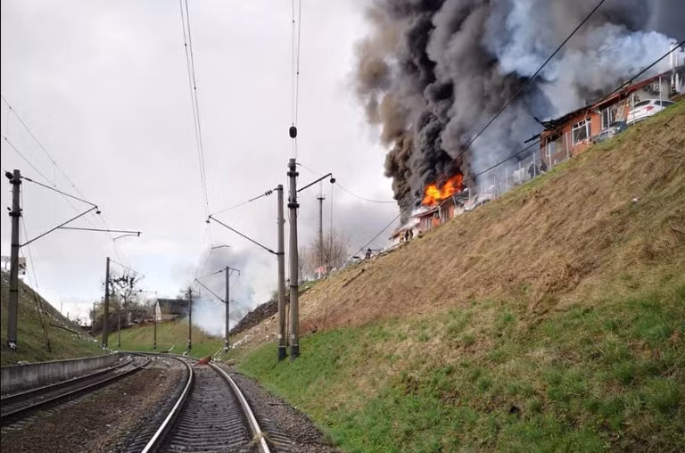 Quân đội Nga cũng đã dùng tên lửa hành trình tấn công hệ thống cung cấp năng lượng cho đường sắt. Kết quả là hệ thống cung cấp điện đường sắt, được Ukraine sửa chữa trong vòng vài ngày.