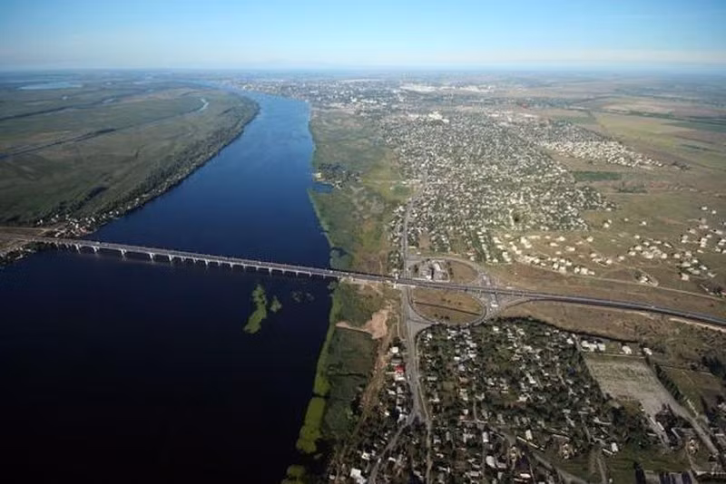 Ukraine xác nhận, chưa có sân bay nào của nước này bị phá hủy hoàn toàn, hệ thống đường sắt Ukraine vẫn không bị cản trở, thậm chí một số cây cầu quan trọng bắc qua sông Dnepr vẫn còn đó. Tổ hợp công nghiệp-quân sự khổng lồ ở Kharkov cũng đang hoạt động bình thường. 