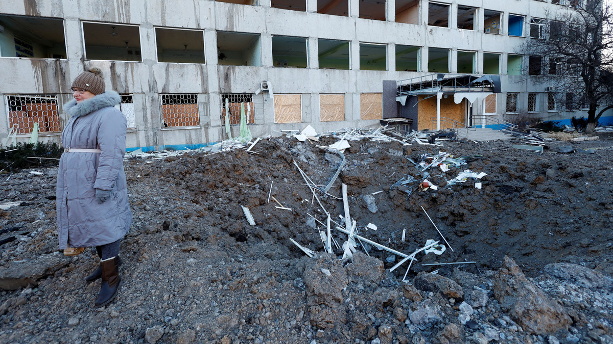 Phía Nga cho rằng, vụ tấn công chủ yếu là do binh sĩ Nga sử dụng điện thoại di động trái phép để chúc tết năm mới; dẫn đến vị trí của căn cứ bị phía Ukraine phát hiện. Nhưng thực chất, tọa độ của vị trí đóng quân của quân Nga đã bị hệ thống Starlink khóa mục tiêu.