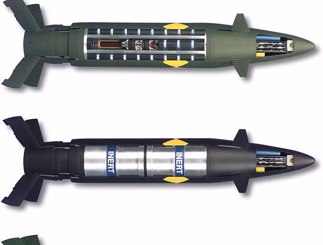 Đạn pháo Krasnopol có đường kính 152mm; nặng 50,8kg, trong đó phần thuốc nổ nặng 6,4kg; tầm bắn 20km; tỷ lệ bắn trúng mục tiêu đạt 70-80%. Loại đạn pháo này được thiết kế nhằm mục đích tấn công các mục tiêu có giá trị cao như xe tăng, xe bọc thép, sinh lực ẩn lộ và thậm chí là cả những mục tiêu trên mặt nước như tàu thuyền.