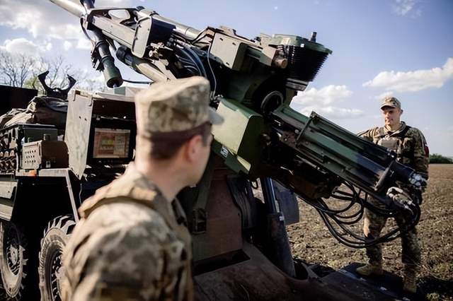 Các binh sĩ Ukraine cho rằng, pháo tự hành bánh hơi Caesar do Pháp cung cấp, có tính tự động hóa cao và có khả năng tự động tính toán và lấy phần tử. Lính pháo binh Ukraine được huấn luyện và có thể sử dụng thành thạo loại pháo tiên tiến này trong khoảng 2-3 ngày.