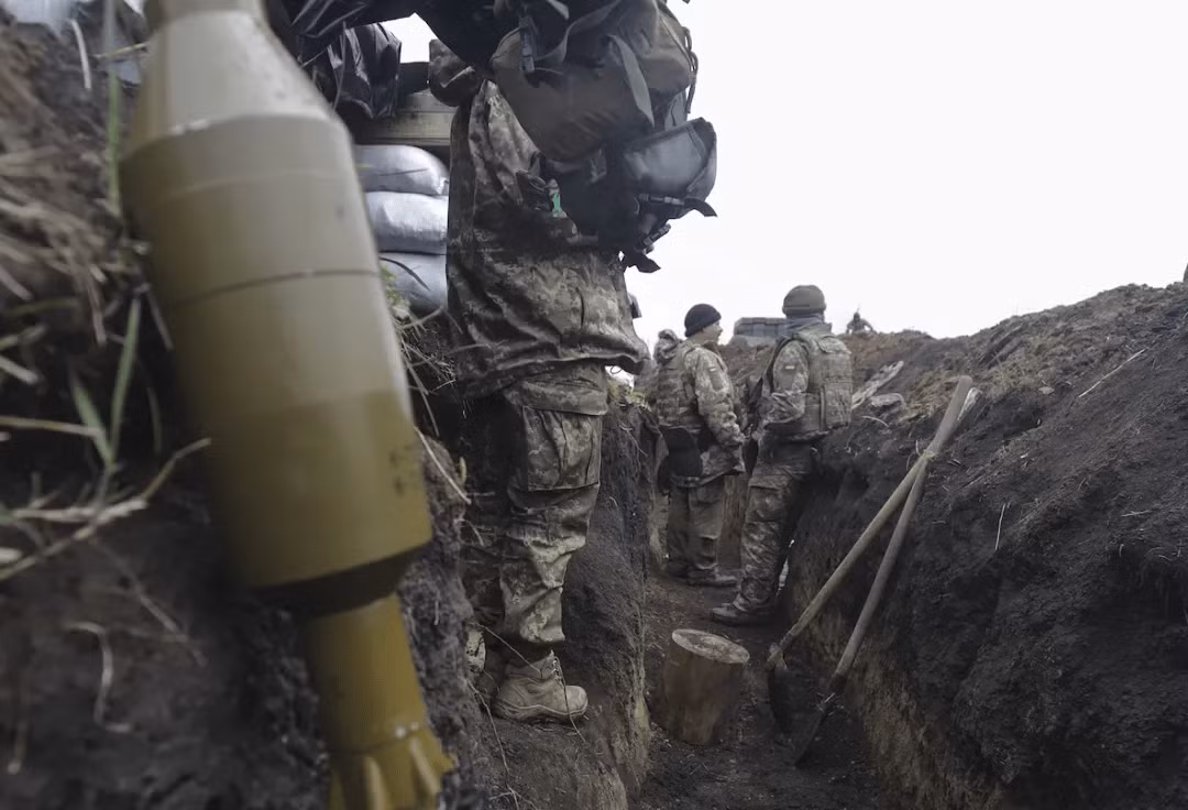 Nhưng chỉ huy Quân đội Ukraine không có cách nào ngăn cản việc này, bởi vì có quá nhiều binh lính chạy trốn, nhất là khi họ đang phân tán ở các trận địa khác nhau. Được biết, hầu hết các binh sĩ Ukraine đầu hàng gần đây, đều là quân của Lữ đoàn phòng thủ nội địa 68 và 126. Thực tế đây là những đơn vị có nhiệm vụ “cầm chân” quân Nga tại Bakhmut.