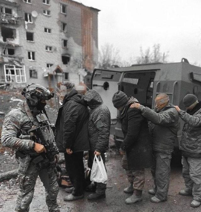 Nhưng không giống như những đơn vị chính quy của Quân đội Ukraine, những người lính “phòng vệ nội địa” được huy động vào chiến đấu, họ không được huấn luyện cơ bản và không có tinh thần sẵn sàng chiến đấu đến cùng. Vì vậy, việc họ đầu hàng quân đội Nga là một kết quả tất yếu. 