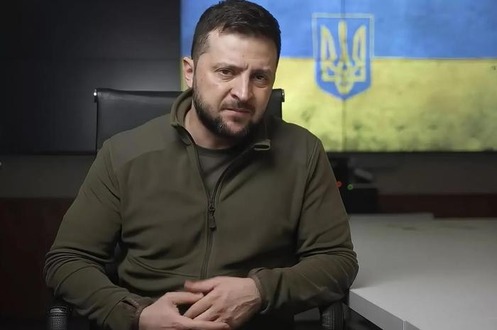 Mặc dù Tổng thống Ukraine Zelensky đã ra lệnh cho quân đội nước này bảo vệ Bakhmut bằng mọi giá, nhưng quân đội Ukraine ở tiền tuyến đã không nghe lệnh của ông. Theo các thông tin do các phóng viên chiến trường Nga gửi về, nhiều binh sĩ Ukraine đã tự ý rời khỏi vị trí chiến đấu mà không được phép.