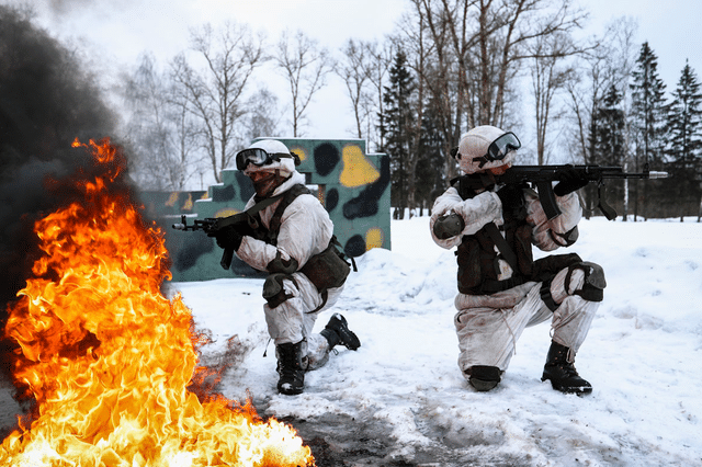 Đồng thời, việc thay đổi chiến thuật của Quân đội Nga tại Bakhmut cũng khiến phía Ukraine bất ngờ; thay vì tổ chức tấn công vỗ mặt như trước, quân Nga dùng chiến thuật bao vây, chia cắt các trận địa phòng ngự của quân Ukraine. Chiến thuật này không chỉ có thể giảm thương vong một cách hiệu quả, mà còn đẩy nhanh tốc độc tiến công.