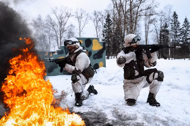 Đồng thời, việc thay đổi chiến thuật của Quân đội Nga tại Bakhmut cũng khiến phía Ukraine bất ngờ; thay vì tổ chức tấn công vỗ mặt như trước, quân Nga dùng chiến thuật bao vây, chia cắt các trận địa phòng ngự của quân Ukraine. Chiến thuật này không chỉ có thể giảm thương vong một cách hiệu quả, mà còn đẩy nhanh tốc độc tiến công.