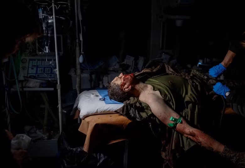 Đối mặt với thực tế tàn khốc của chiến trường, binh lính Ukraine không còn sẵn sàng làm bia đỡ đạn trên chiến trường của "lò vôi" Bakhmut nữa, họ trực tiếp từ chối lệnh của lãnh đạo Kiev, khi kiên quyết giữ lấy Bakhmut. Cuộc binh biến của Lữ đoàn 116 Ukraine, thực sự chỉ là “giọt nước tràn ly”, mà Quân đội Ukraine gửi đến chính quyền Kiev.