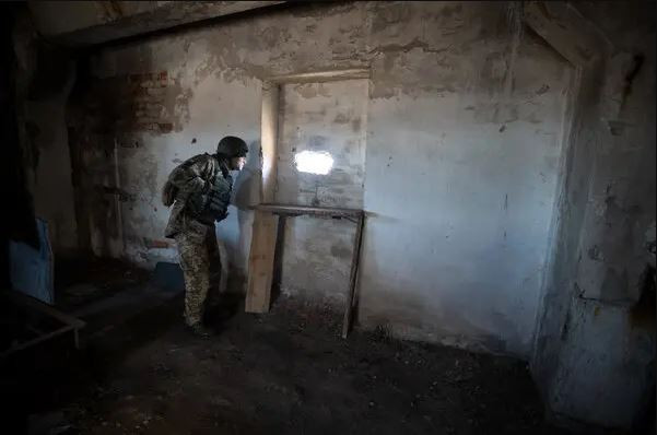 Nhiệm vụ chiến đấu của lính Ukraine rất đơn giản, chỉ cần giữ vững trận địa, cầm chân được quân Nga, cho dù bị quân đội Nga “xóa sổ” cũng không sao; bởi vì như vậy là họ hoàn thành nhiệm vụ, đủ thời gian cho các đơn vị chủ lực Ukraine phát động phản kích, khi quân đội Nga chưa thể thiết lập thế trận phòng ngự và kiệt sức.