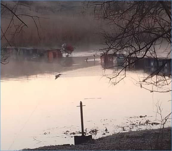 Trong khi đó tình báo của lực lượng dân quân nước cộng hòa nhân dân Donetsk (DPR) tự xưng, đã phát hiện thấy một cây cầu phao mới dẫn qua sông Kalmius, nối làng Staromaryevka (nơi mới bị quân đội Ukraine đánh chiếm ngày 26/10 vừa qua, thuộc lãnh thổ DPR) với khu vực do phía Ukraine kiểm soát, ở bên kia đường giới tuyến.