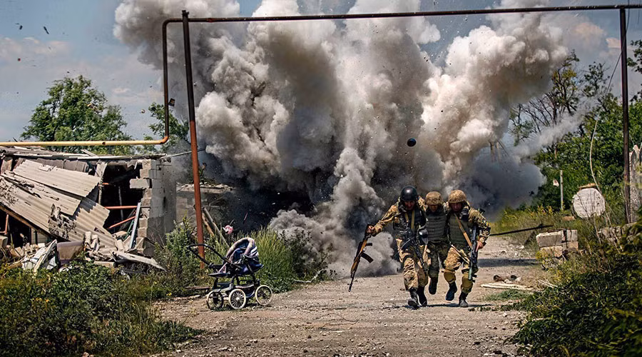 Thông tin về việc cây cầu tạm bắc qua sông Kalmius bị phá hủy không được các nguồn tin trong DPR bình luận; nhưng theo một số nguồn tin, đòn tấn công là do pháo cỡ lớn gây ra. Trong khi theo các nguồn tin khác, dân quân DPR đã dùng súng cối hạng nặng để tiến hành tập kích phá hủy cầu.