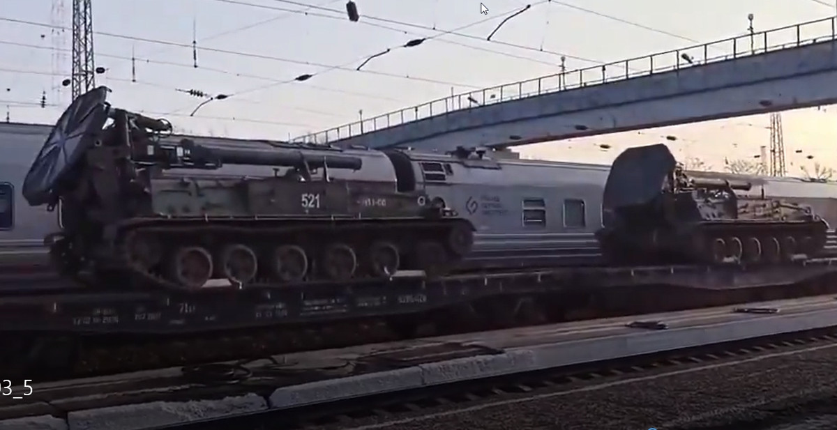Trên đoạn video được lan truyền trên mạng internet cho thấy, những khẩu “siêu cối” tự hành 240mm 2S4 Tyulpan và những xe tăng chủ lực T-72B3, cùng nhiều khí tài quân sự của Quân đội Nga đang rầm rập tiến về phía biên giới Ukraine.