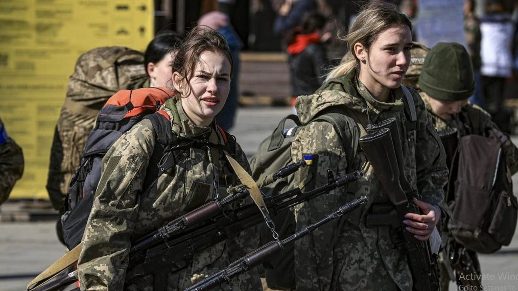 Hiện khu vực Glushkovsky vẫn chìm trong “sương mù chiến tranh”, có thông tin, quân Ukraine tại đây đã rút hết về phía bên kia biên giới. Trong ngày 26/10, có 8 quân nhân Ukraine ra hàng quân Nga, trong đó có một nữ xạ thủ súng máy. Theo kênh Telegram của Nga, một số quân nhân nữ của Ukraine cũng bị bắt làm tù binh ở khu vực Lyubimovka. 