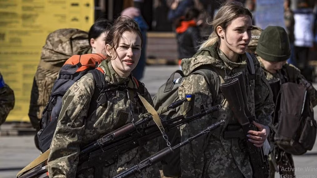 Hiện khu vực Glushkovsky vẫn chìm trong “sương mù chiến tranh”, có thông tin, quân Ukraine tại đây đã rút hết về phía bên kia biên giới. Trong ngày 26/10, có 8 quân nhân Ukraine ra hàng quân Nga, trong đó có một nữ xạ thủ súng máy. Theo kênh Telegram của Nga, một số quân nhân nữ của Ukraine cũng bị bắt làm tù binh ở khu vực Lyubimovka. 