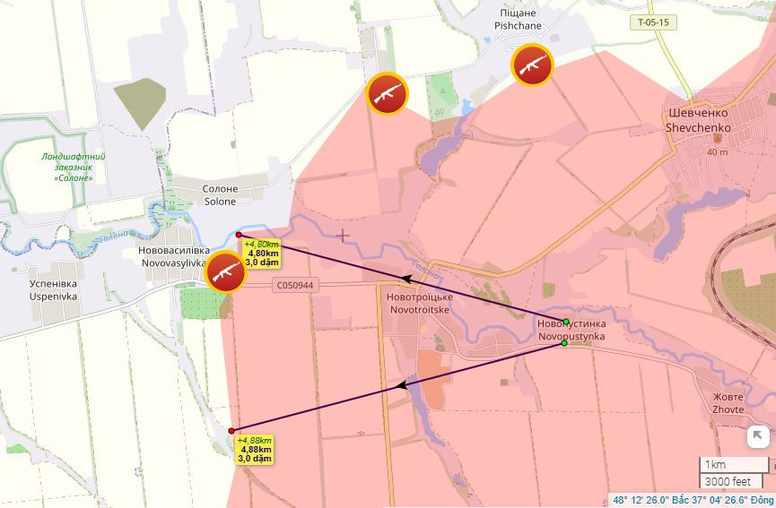 Nhìn bản đồ chiến trường Liveuamap của Lầu Năm góc cho thấy, trên thực tế, Novopustynka và các khu định cư lân cận khác đã bị RFAF chiếm giữ từ trước đó và RFAF tiến xa hơn rất nhiều, vượt qua trục đường T-0515 về phía tây. Thông tin của Bộ Quốc phòng Nga có lẽ đến hơi chậm, vì từ làng Novopustynka, RFAF đã tiến về phía tây, tới làng Novovasylivka, cách đó tới 5 km.