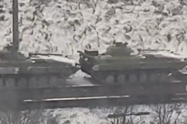 Hiện phía Nga chưa đưa ra bình luận chính thức về việc triển khai quân và thiết bị tại khu vực Klintsy; tuy nhiên phía Ukraine, người ta cũng phát hiện một đoàn tàu, chở gần một trăm đơn vị xe bọc thép khác nhau, đang di chuyển về phía biên giới Nga.