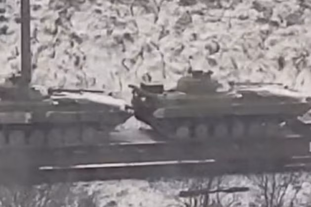 Hiện phía Nga chưa đưa ra bình luận chính thức về việc triển khai quân và thiết bị tại khu vực Klintsy; tuy nhiên phía Ukraine, người ta cũng phát hiện một đoàn tàu, chở gần một trăm đơn vị xe bọc thép khác nhau, đang di chuyển về phía biên giới Nga.