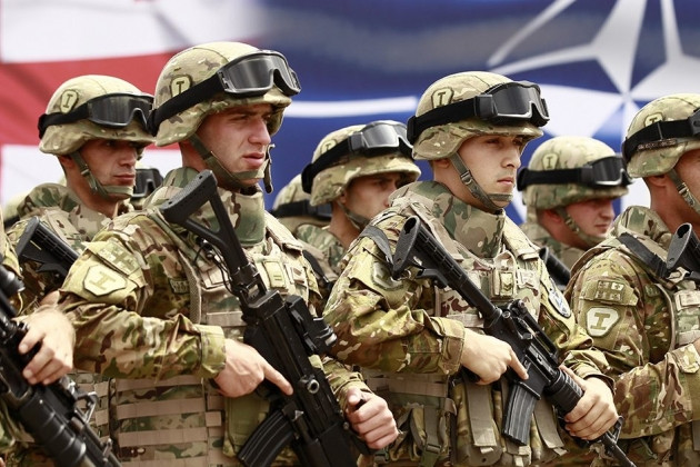 Giữa lúc mối quan hệ giữa Nga và Ukraine căng thẳng, thì ông Anders Fogh Rasmussen, cựu Tổng thư ký của khối quân sự NATO, đã đưa ra một tuyên bố, trong đó ông kêu gọi bỏ qua các điều khoản cơ bản hiện tại của NATO và kết nạp ngay Ukraine và Gruzia vào khối.