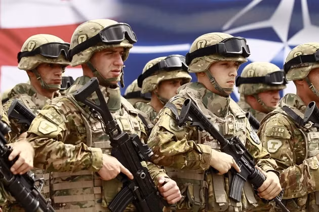 Giữa lúc mối quan hệ giữa Nga và Ukraine căng thẳng, thì ông Anders Fogh Rasmussen, cựu Tổng thư ký của khối quân sự NATO, đã đưa ra một tuyên bố, trong đó ông kêu gọi bỏ qua các điều khoản cơ bản hiện tại của NATO và kết nạp ngay Ukraine và Gruzia vào khối.