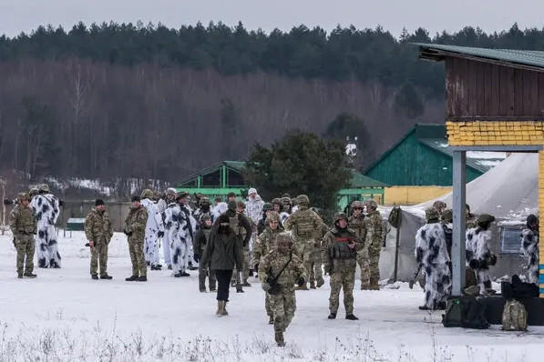 Thiago Rossi cũng tiết lộ trong video rằng, căn cứ Yavoriv có lính đánh thuê từ Pháp, Hàn Quốc, Chile, Mỹ, Canada và các nước châu Âu. Khi cuộc tập kích xảy ra, lính đánh thuê người Pháp Sciacca Mickael đã sợ hãi khóc trong đoạn video và sau đó bỏ chạy từ Ba Lan đến Thụy Điển, trong vòng chưa đầy…27 giờ sau.