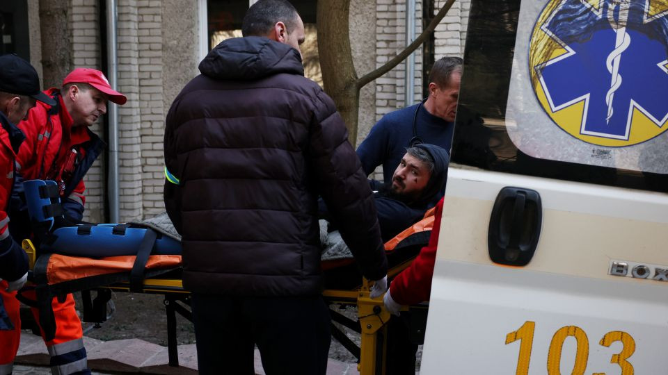 Nhưng Ukraine nói rằng, hệ thống phòng không của Ukraine đánh chặn hiệu quả, hầu hết các tên lửa của Nga đã bị bắn hạ. Đồng thời Bộ Quốc phòng Ukraine cũng công nhận, có “lính tình nguyện” nước ngoài ở trong căn cứ Yavoriv khi cuộc tập kích xảy ra; nhưng không xác nhận có người nước ngoài nào trong số các nạn nhân.